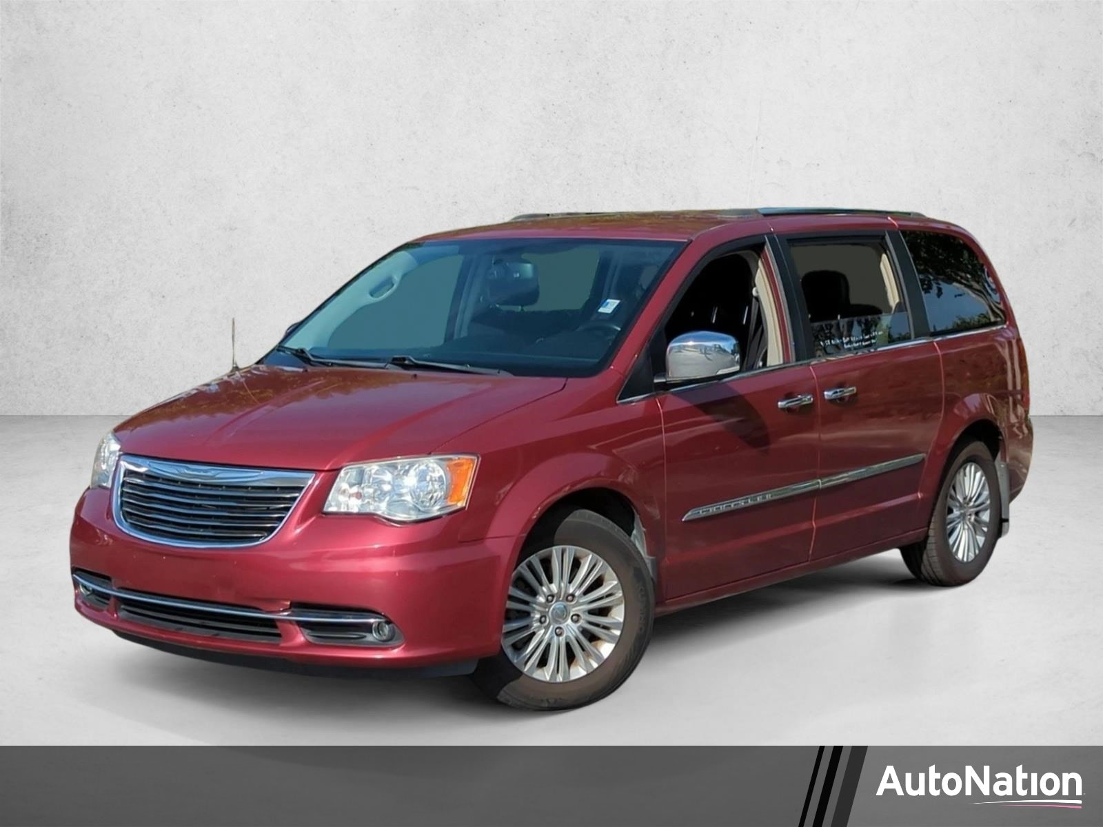 2015 Chrysler Town & Country Limited's photo
