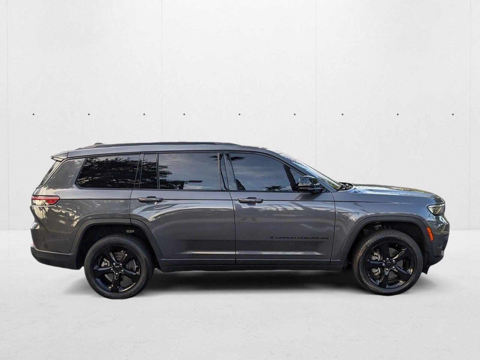 2022 Jeep Grand Cherokee Laredo photo 3
