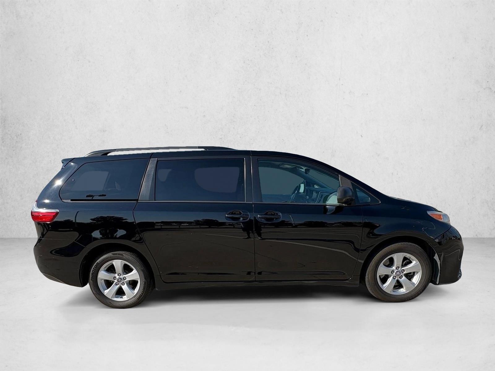 2020 Toyota Sienna LE photo 4