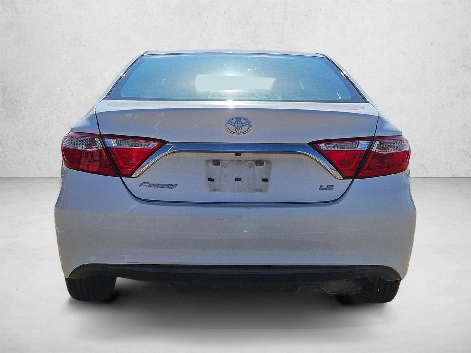 2016 Toyota Camry LE photo 3