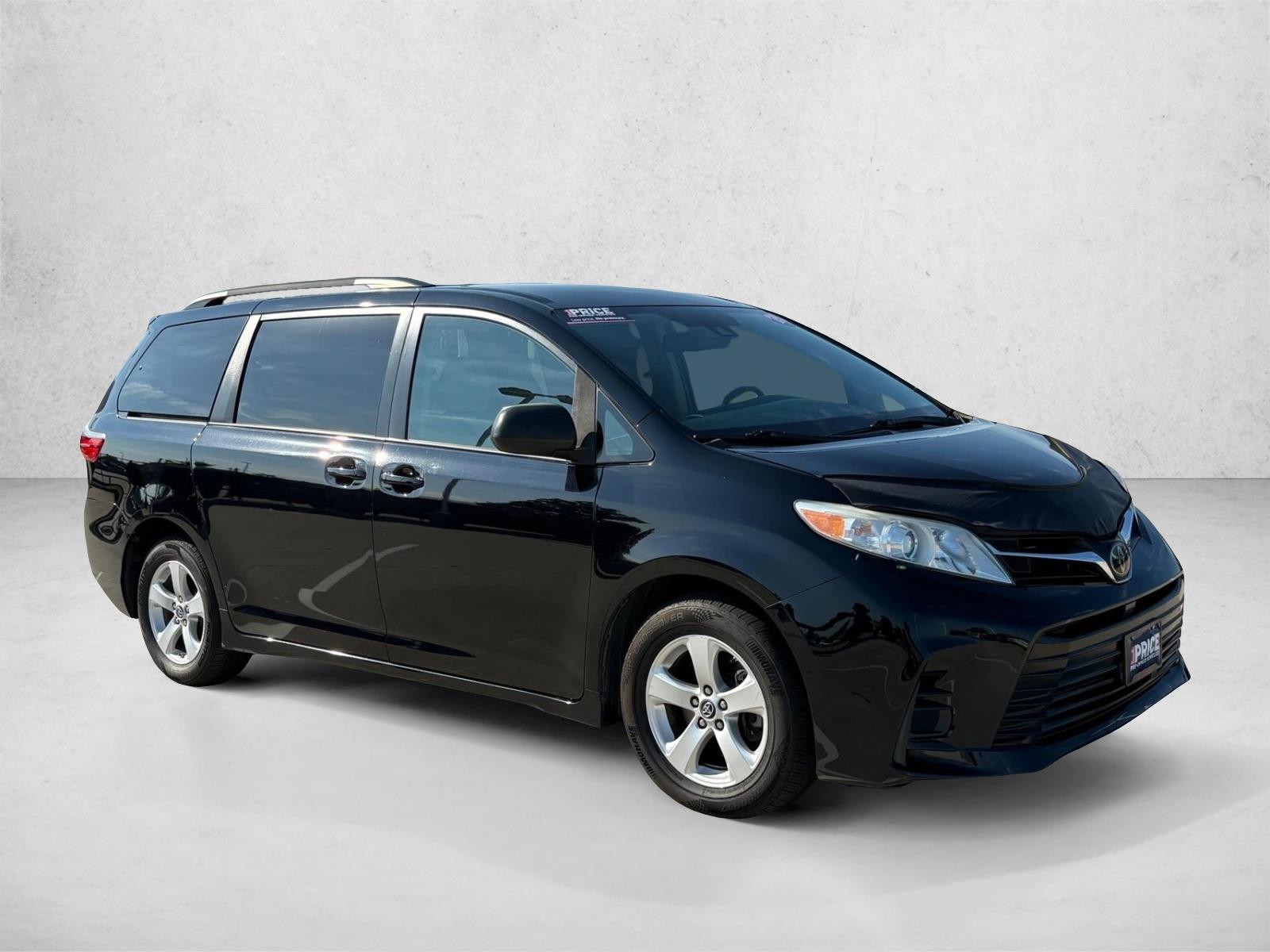 2020 Toyota Sienna LE photo 3