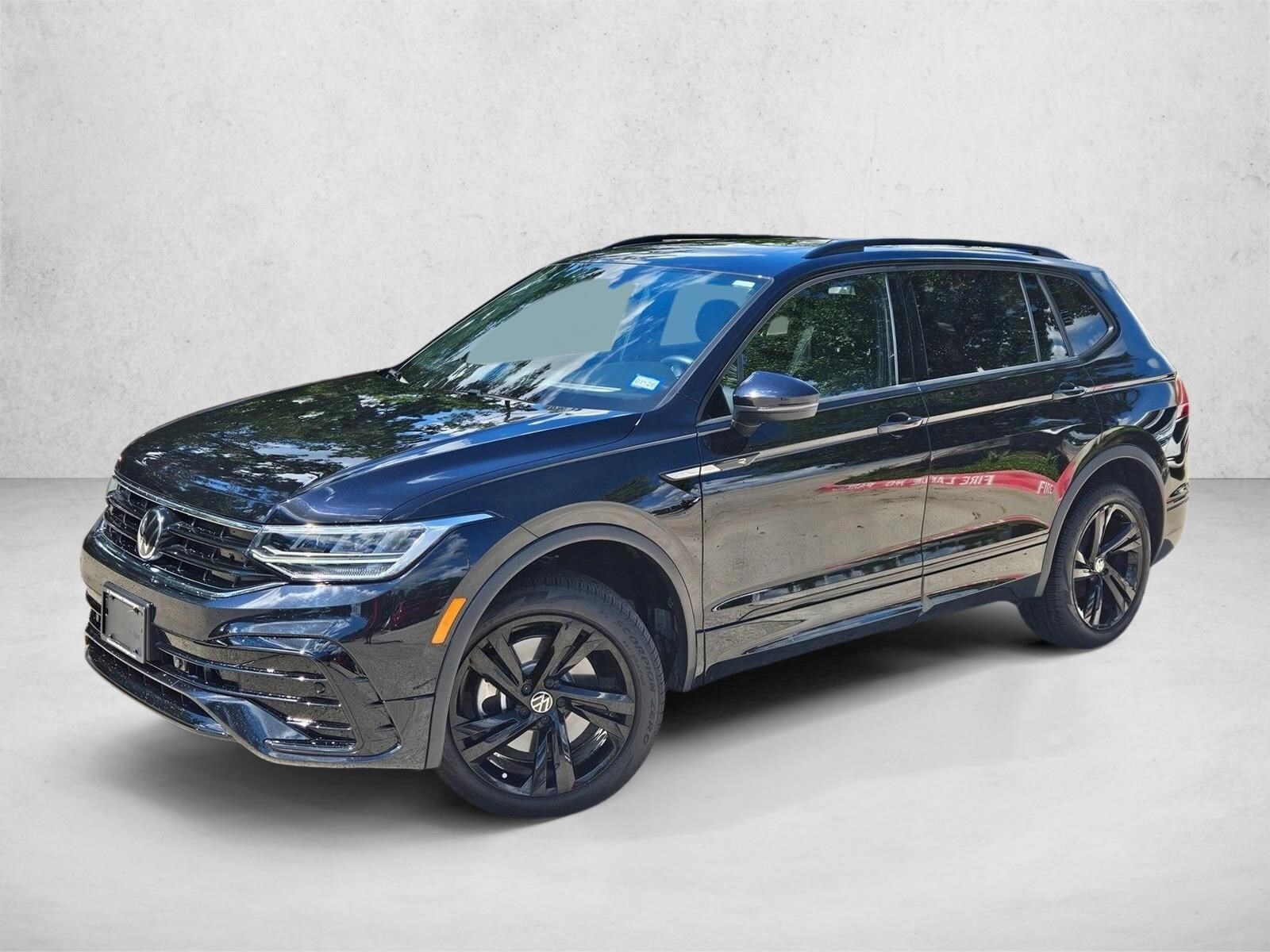 2023 Volkswagen Tiguan SE R-LINE BLACK's photo