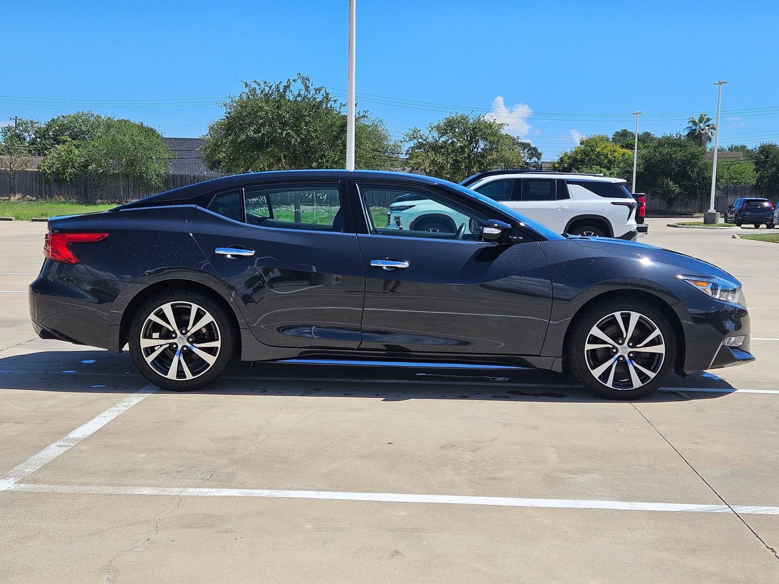 2017 Nissan Maxima SV photo 2
