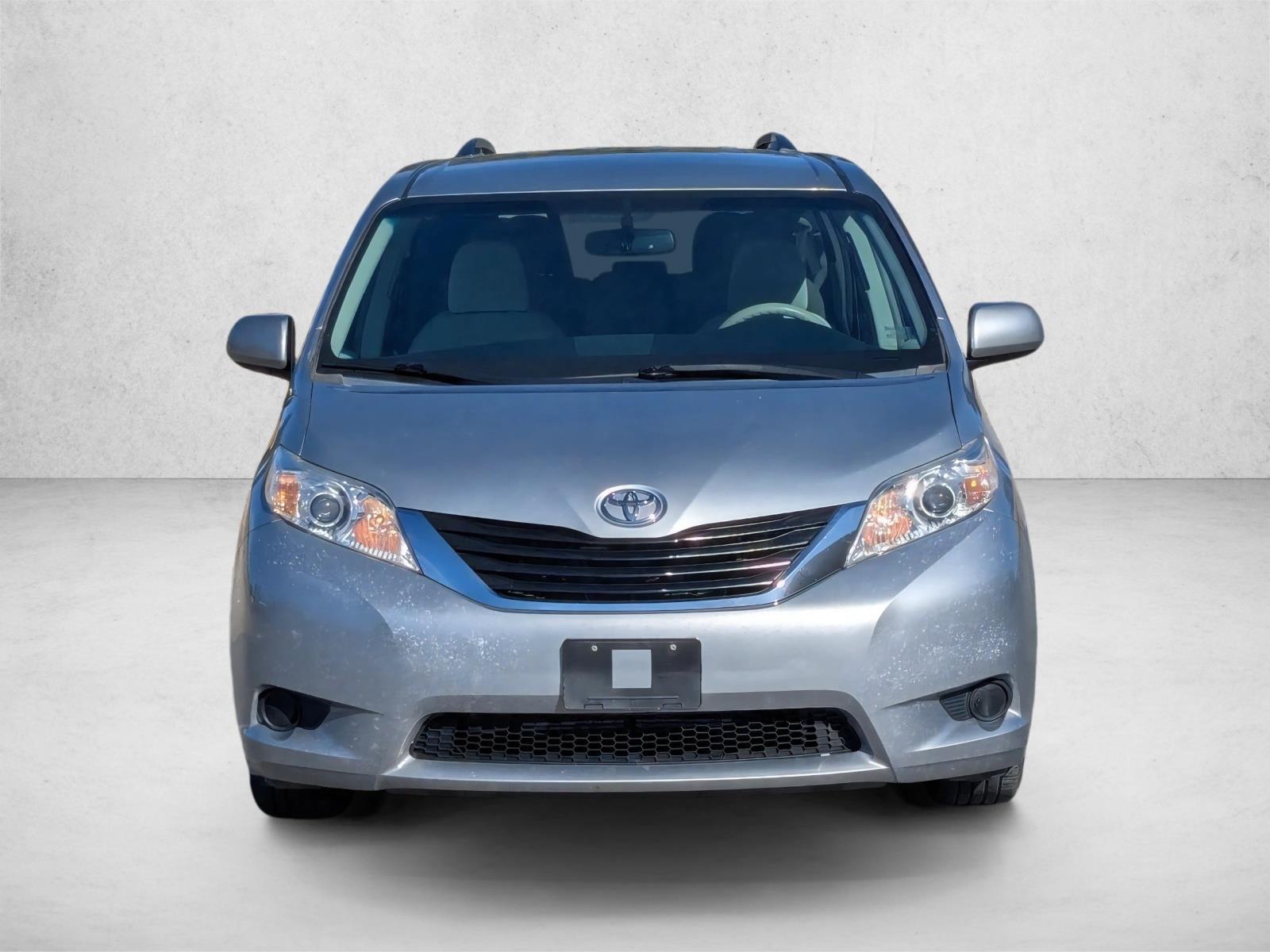 2013 Toyota Sienna LE photo 2