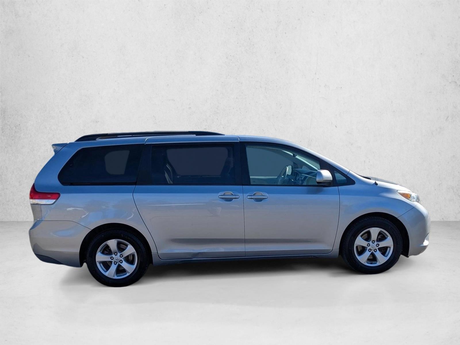 2013 Toyota Sienna LE photo 4