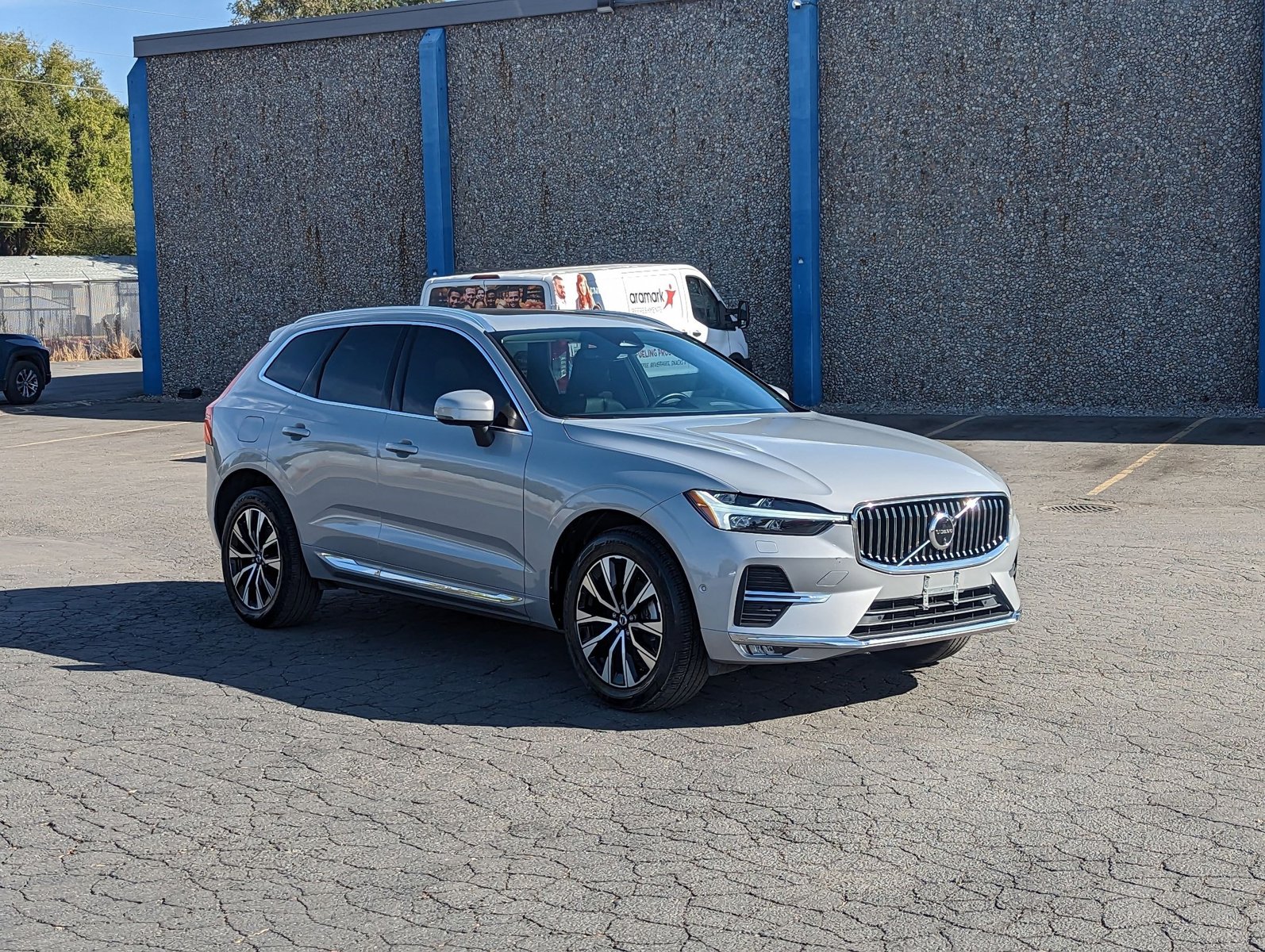 2023 Volvo XC60 B5 Plus photo 3