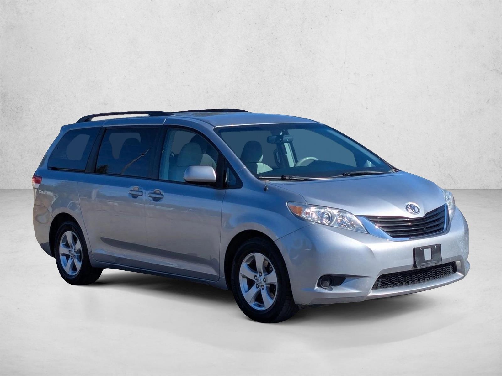 2013 Toyota Sienna LE photo 3