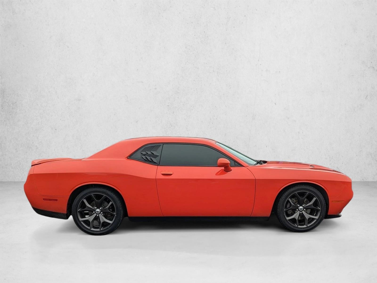 2017 Dodge Challenger SXT photo 4