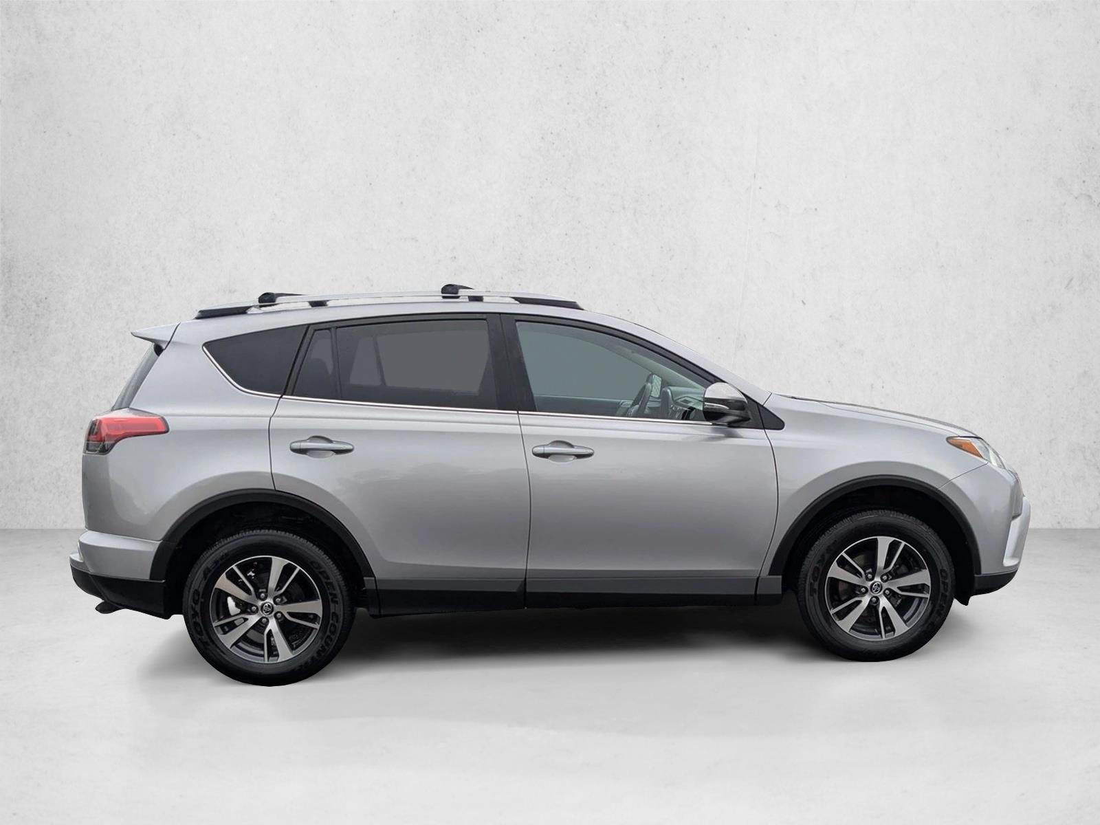 2017 Toyota RAV4 XLE photo 4
