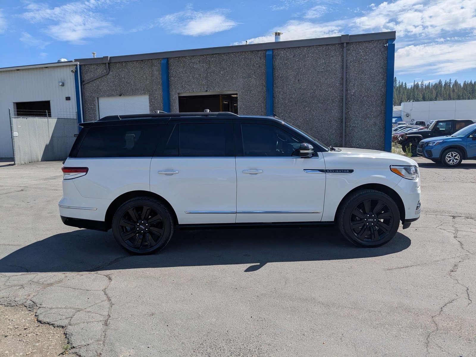 2022 Lincoln Navigator Black Label photo 2