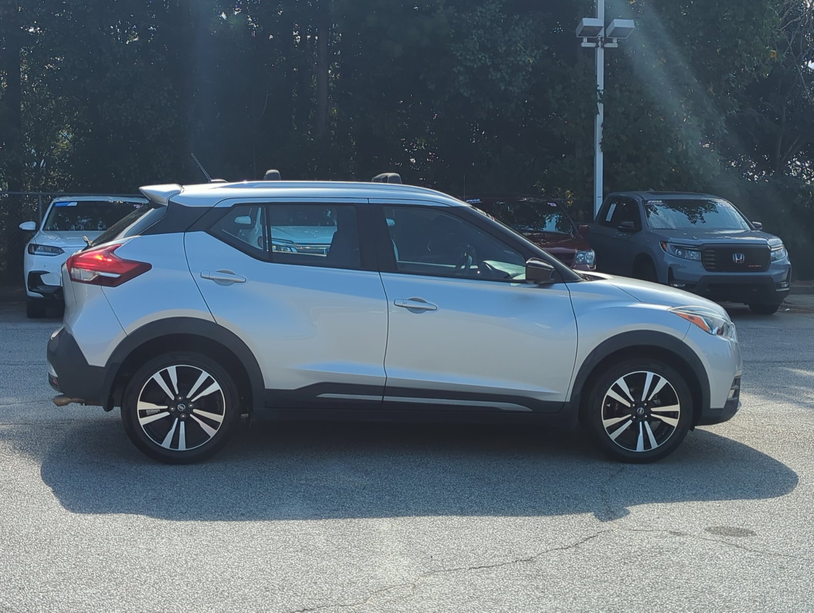 2019 Nissan Kicks SR photo 3