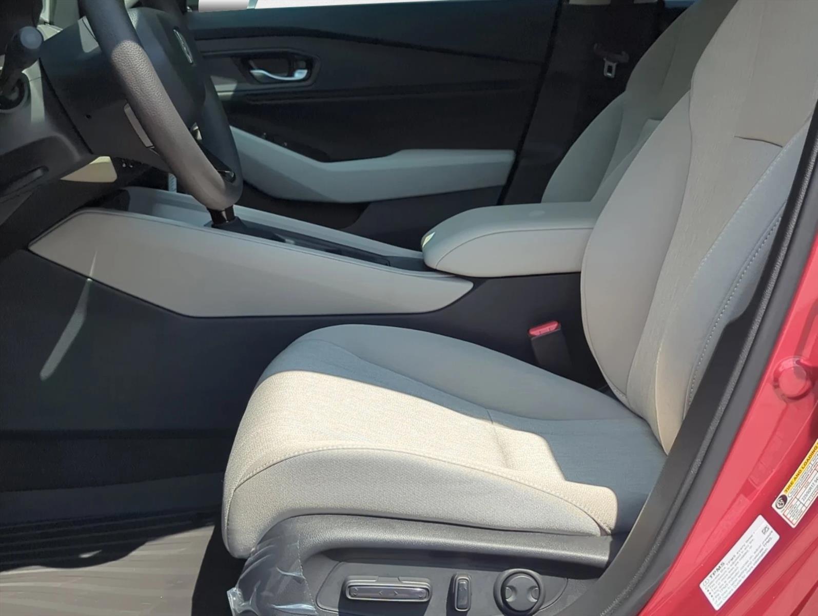 2025 Honda Accord SE - Photo 17