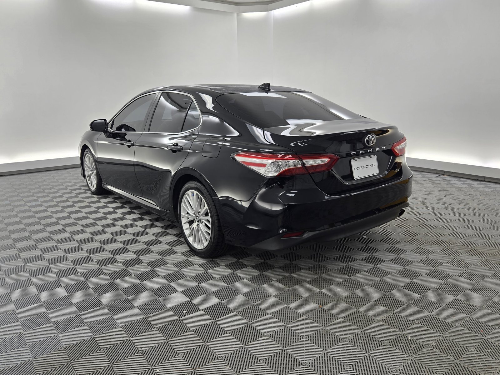 2020 Toyota Camry XLE photo 3