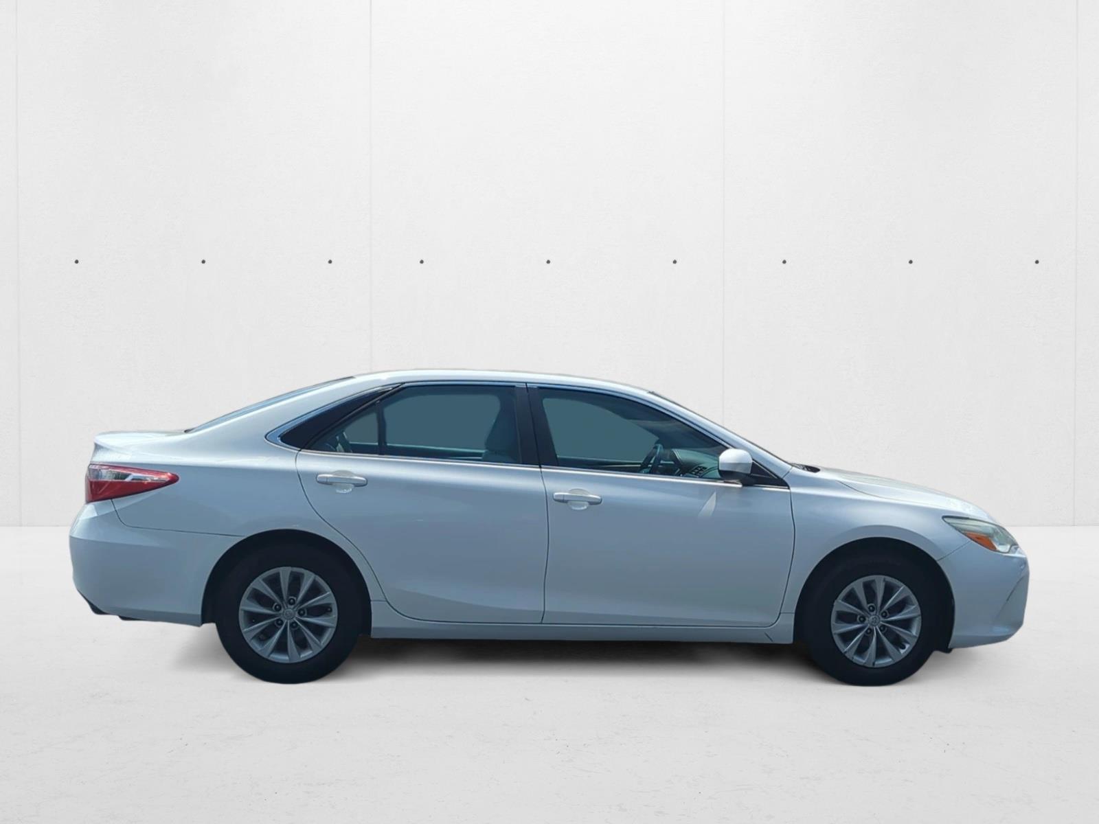 2016 Toyota Camry LE photo 2
