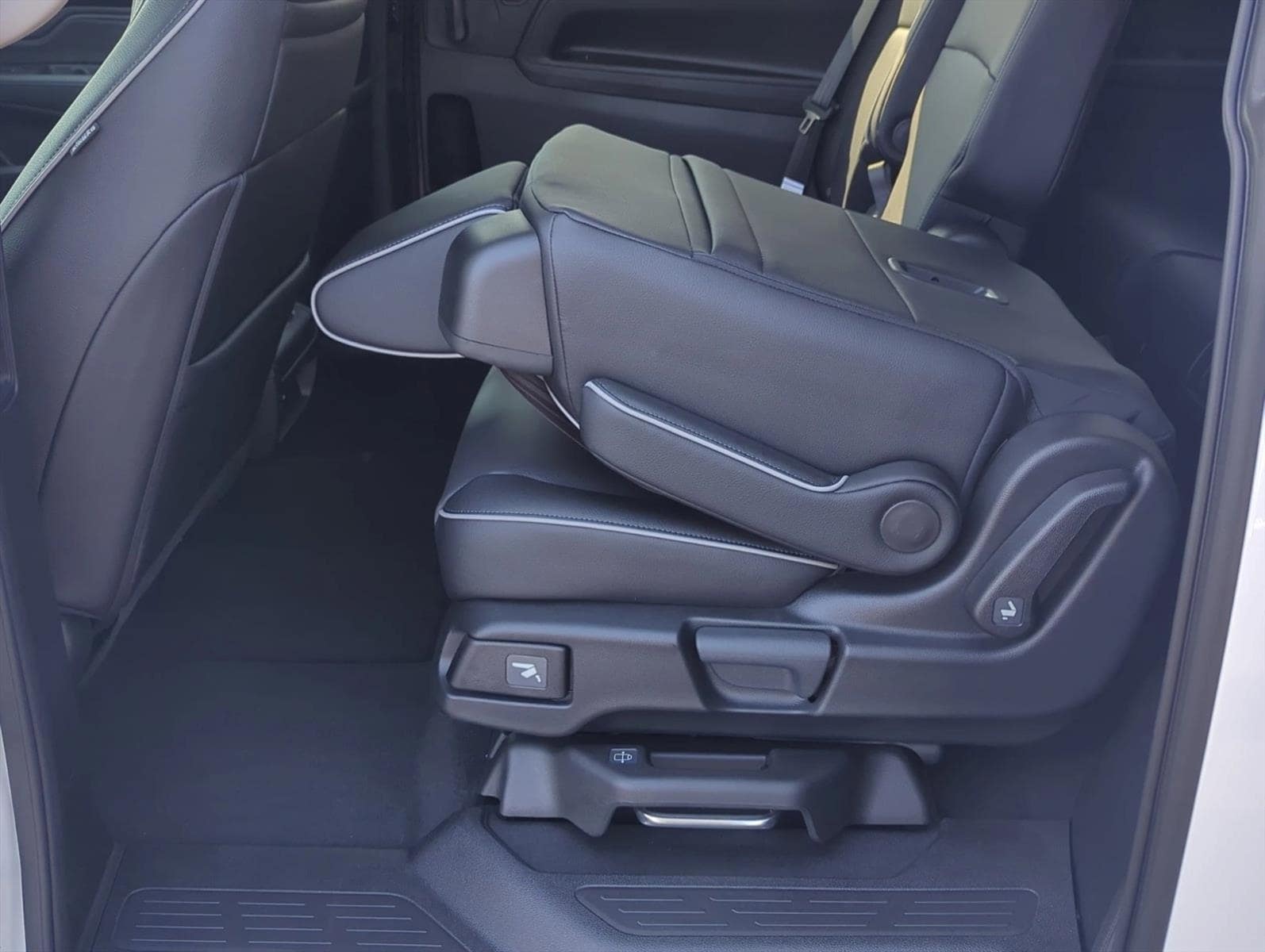 2026 Honda Odyssey Touring - Photo 4