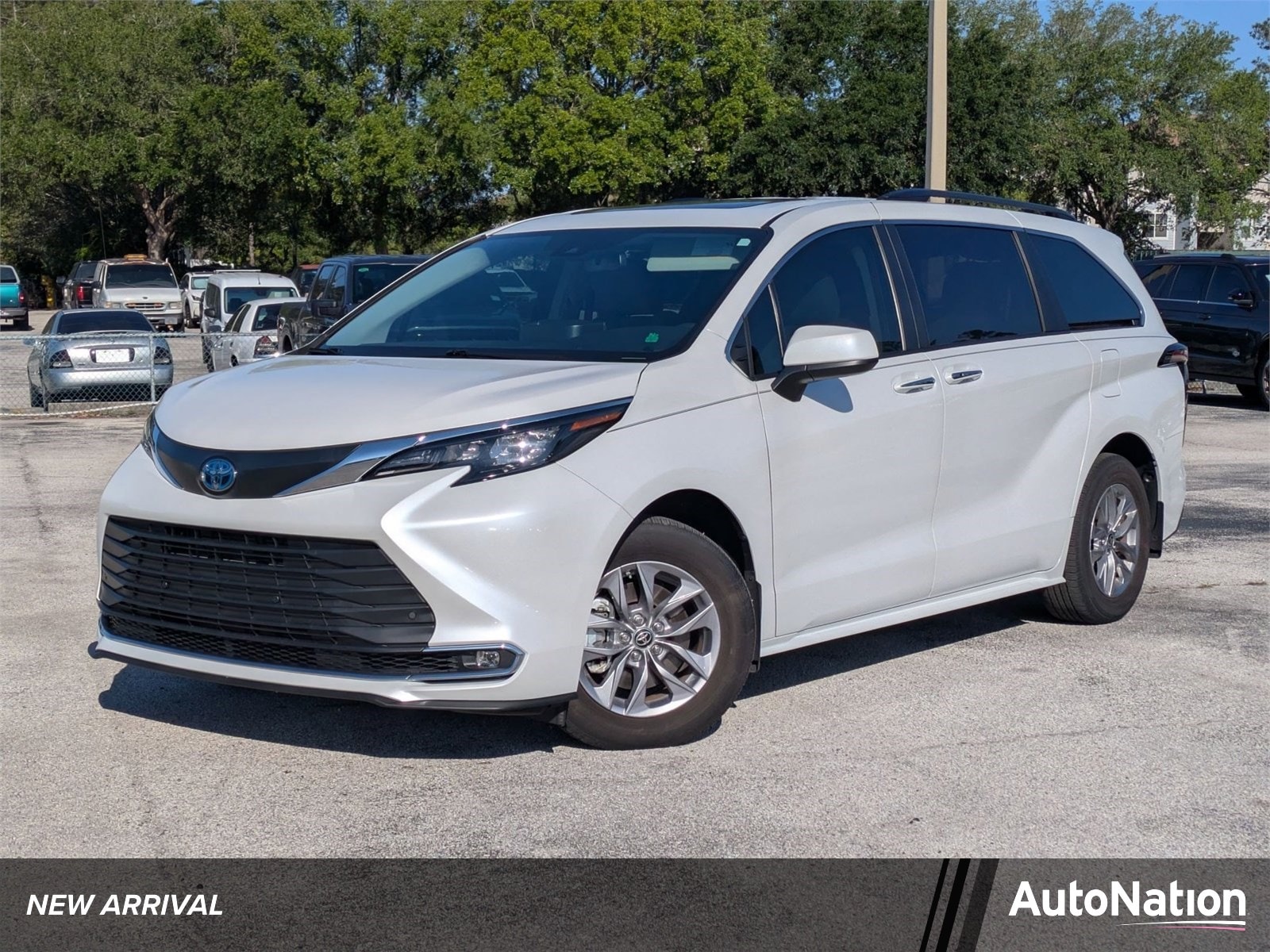 2024 Toyota Sienna XLE 8-Passenger Hybrid FWD's photo