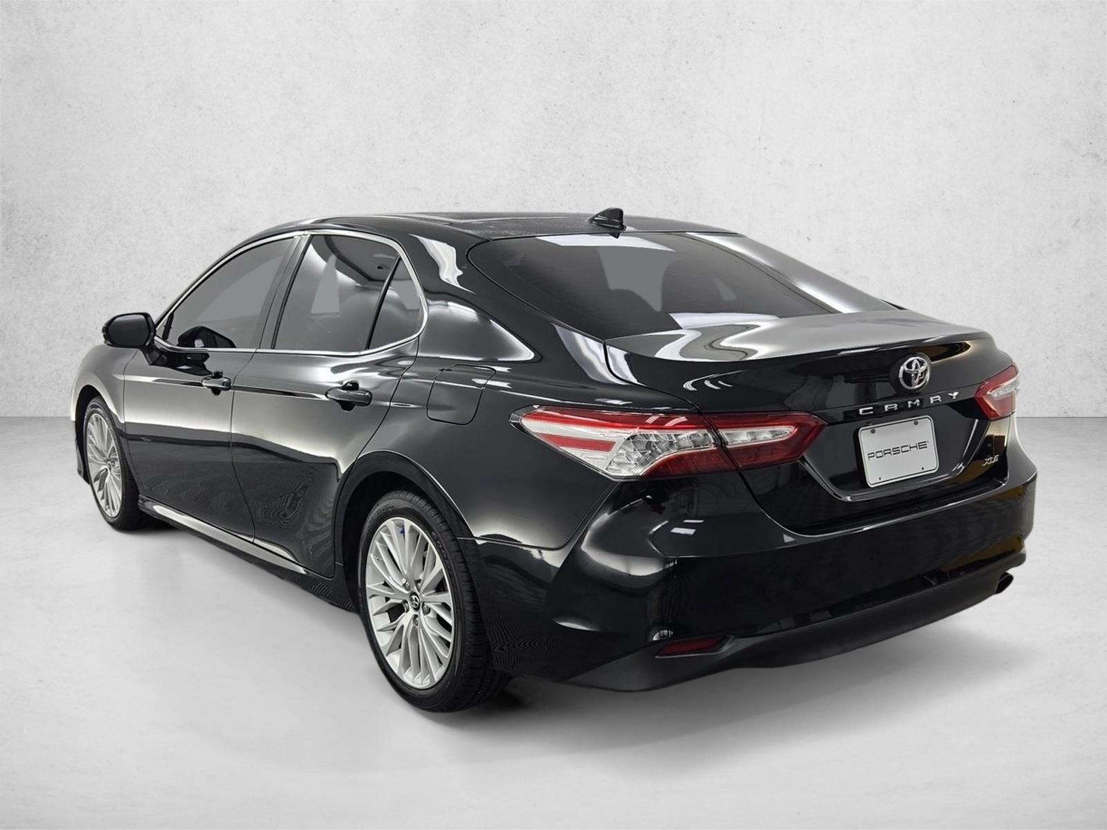 2020 Toyota Camry XLE photo 3