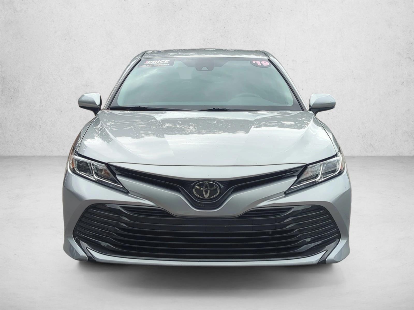 2019 Toyota Camry LE photo 2