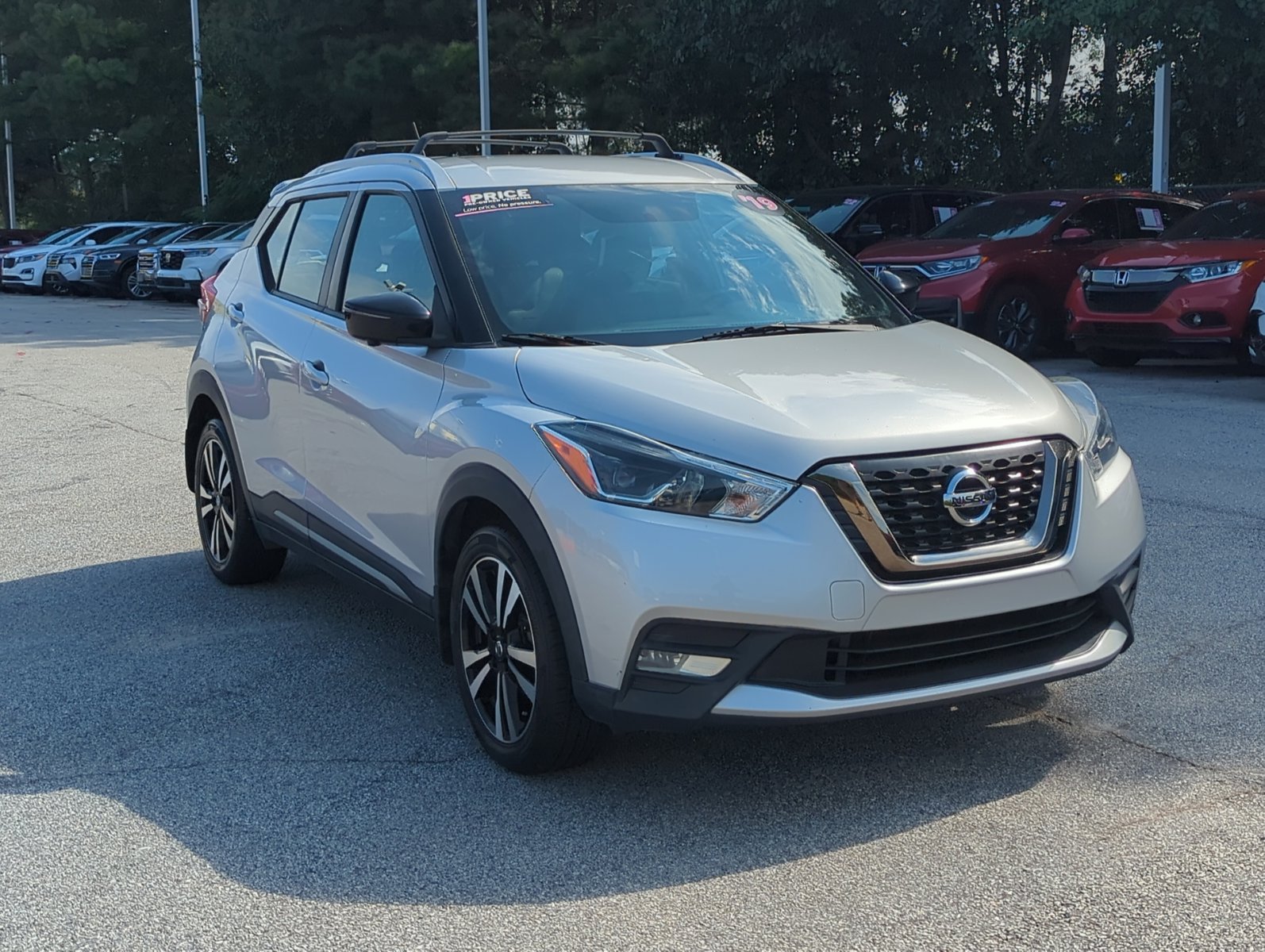 2019 Nissan Kicks SR photo 2