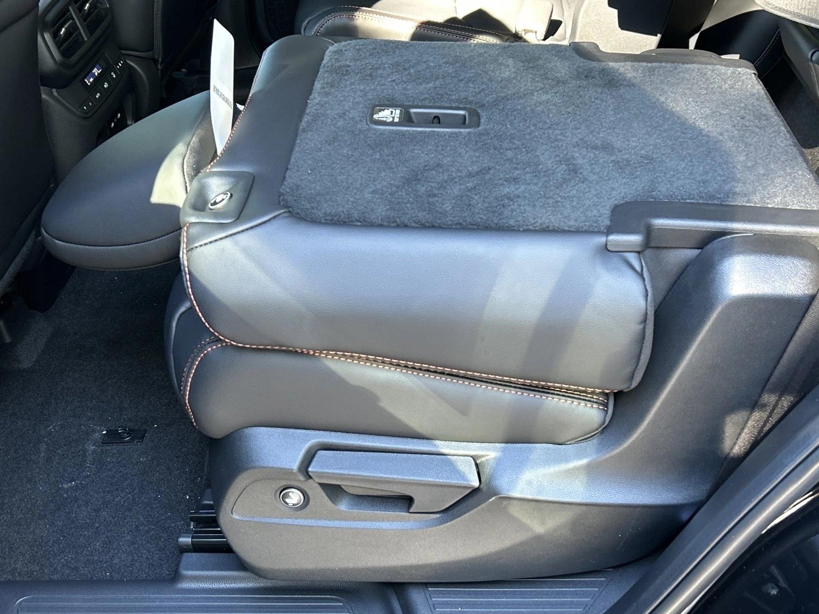 2025 Honda Pilot TrailSport photo 3