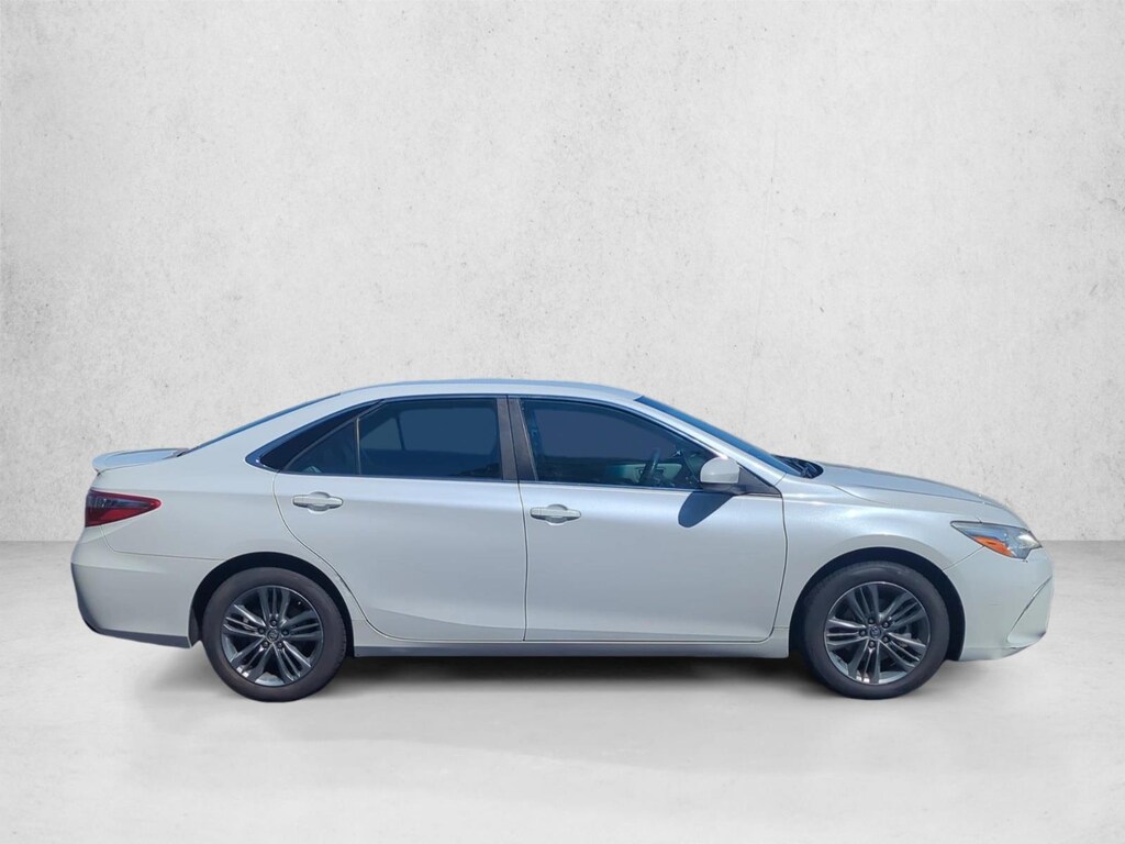 Used 2017 Toyota Camry SE Sedan