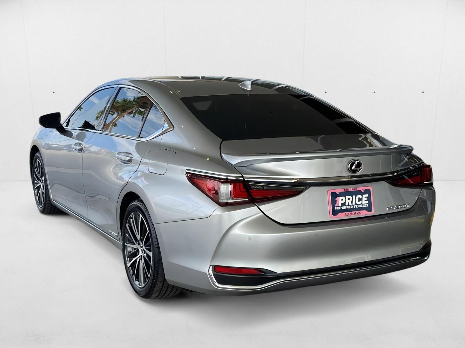 2022 Lexus ES 300h photo 3