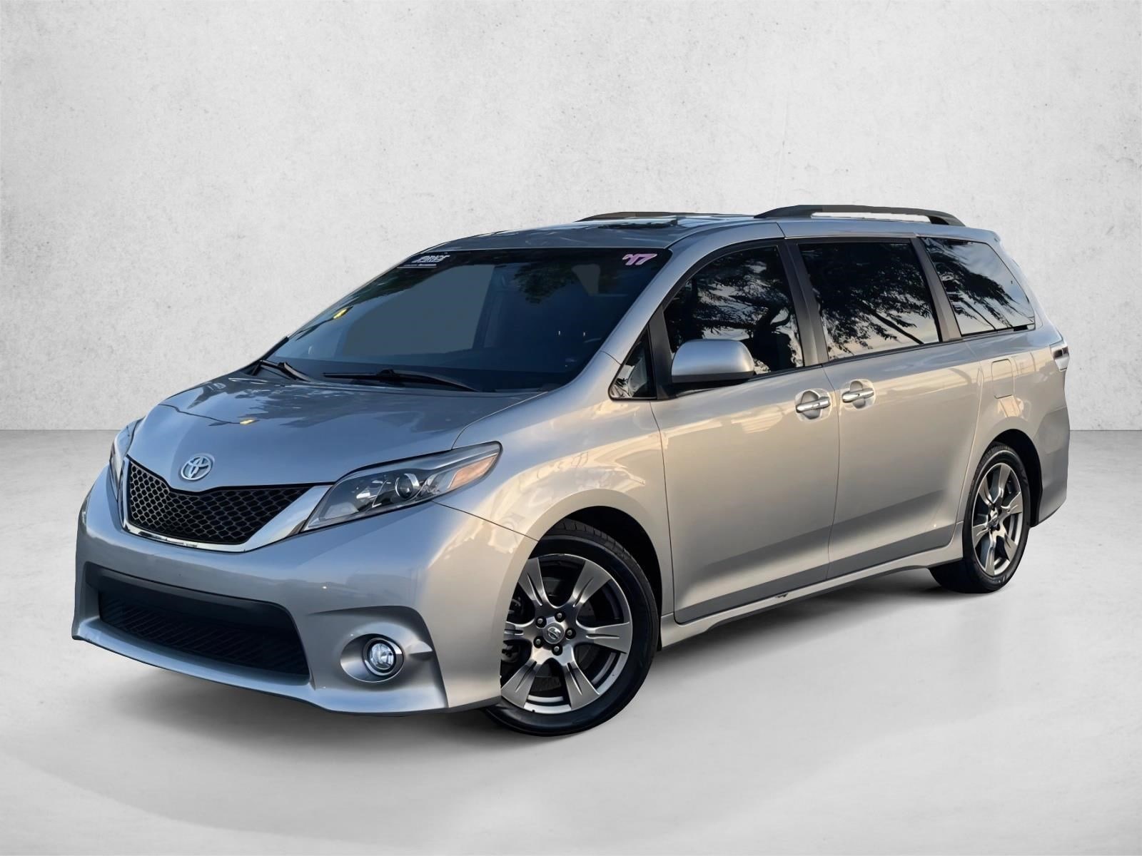2017 Toyota Sienna SE's photo