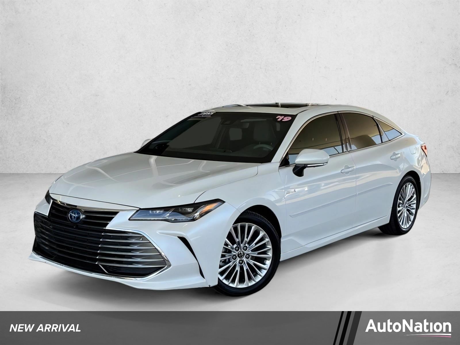 2019 Toyota Avalon Limited Hybrid's photo