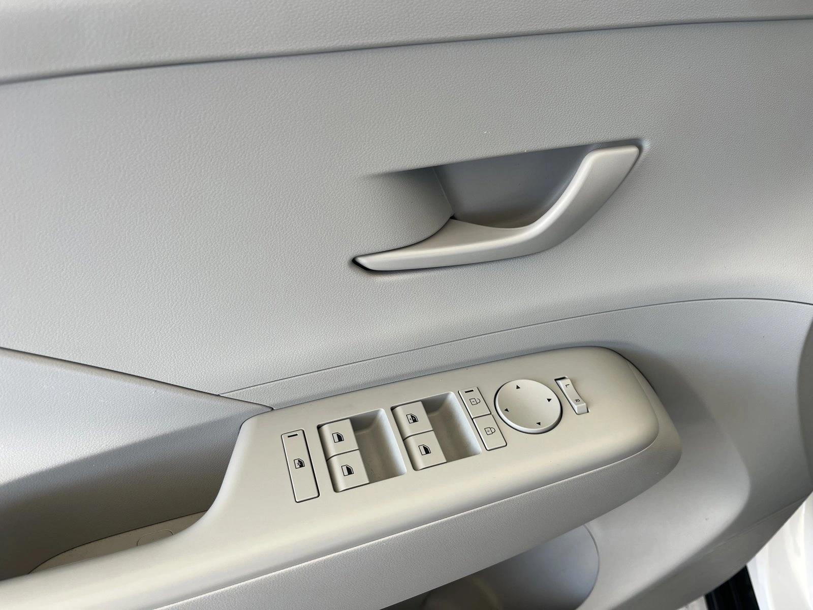 2025 Hyundai Kona SEL - Photo 17