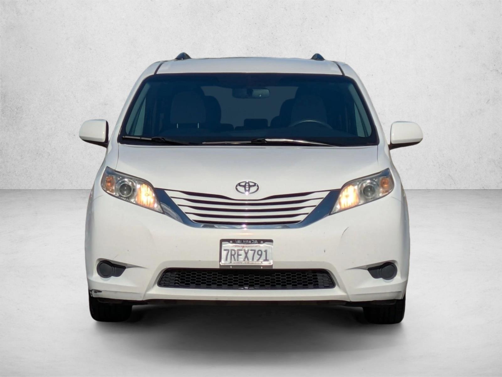 2015 Toyota Sienna LE photo 2