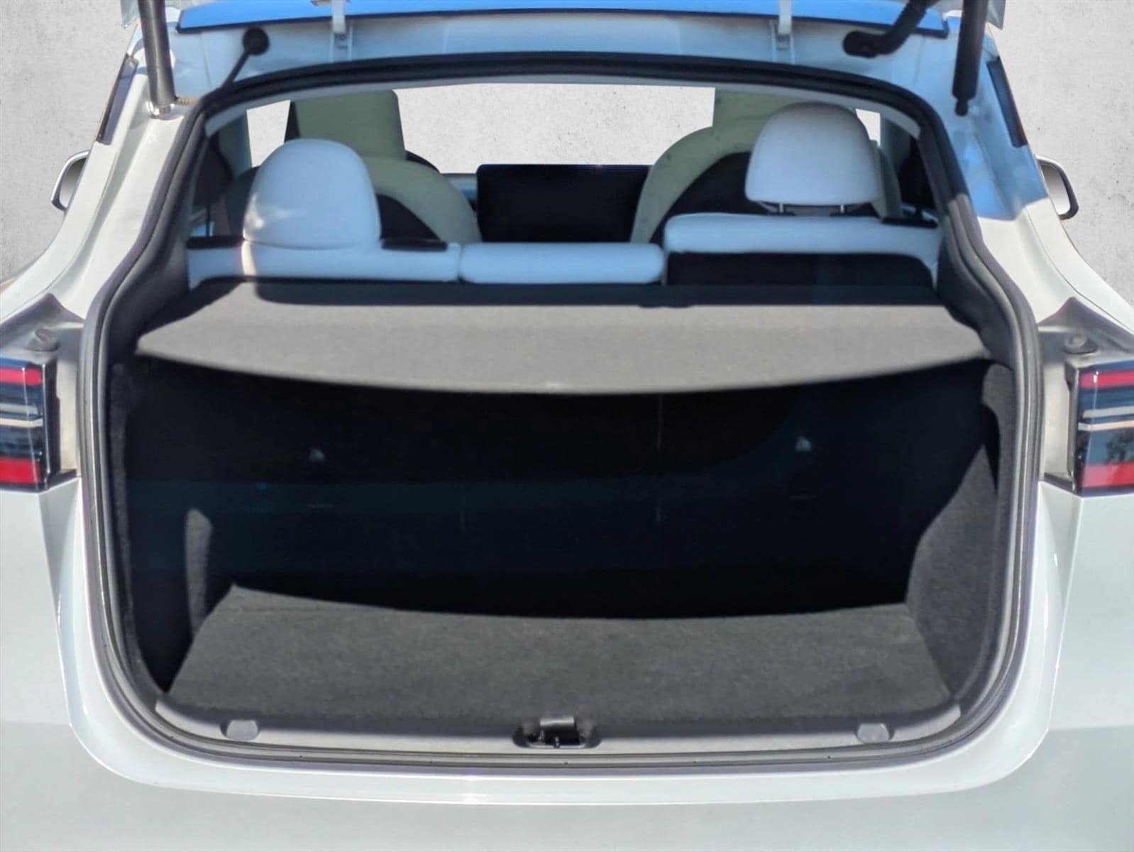 2024 Tesla Model Y Long Range photo 5