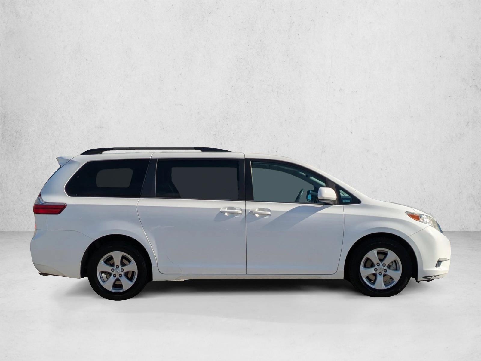 2015 Toyota Sienna LE photo 4