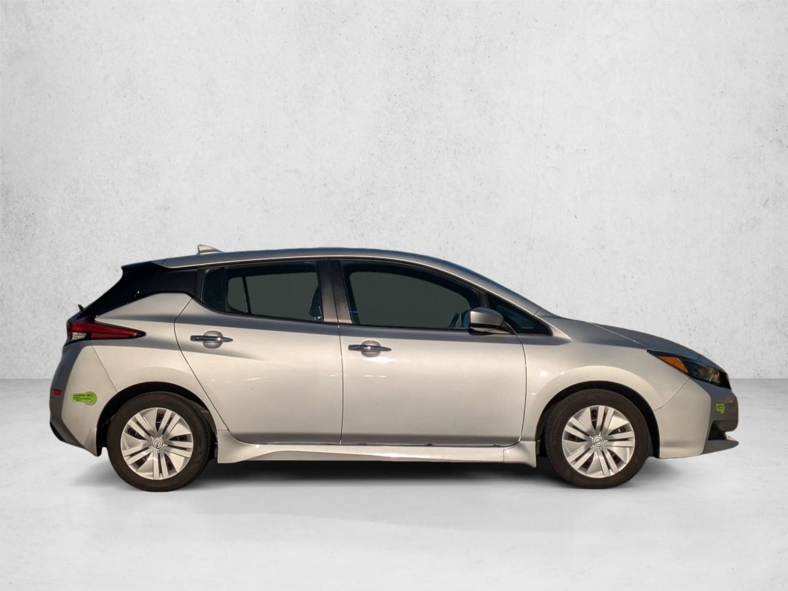 2023 Nissan Leaf S photo 2