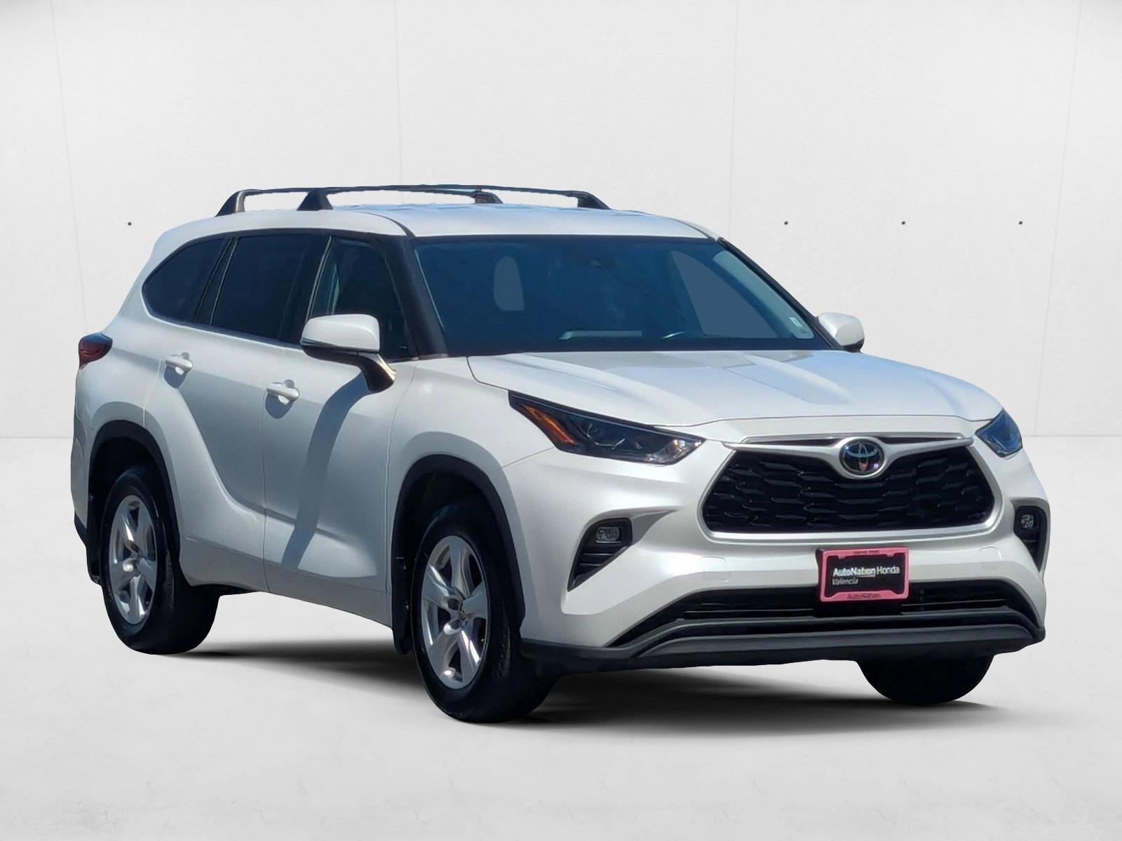 2022 Toyota Highlander LE photo 3