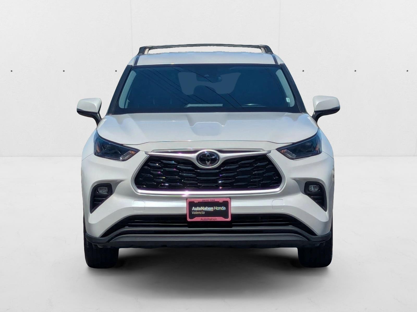 2022 Toyota Highlander LE photo 2