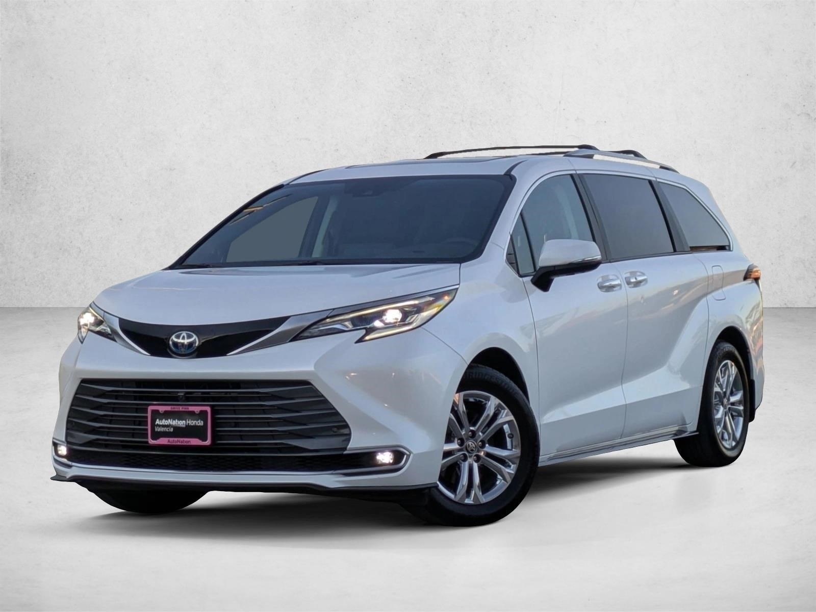 2023 Toyota Sienna Platinum's photo
