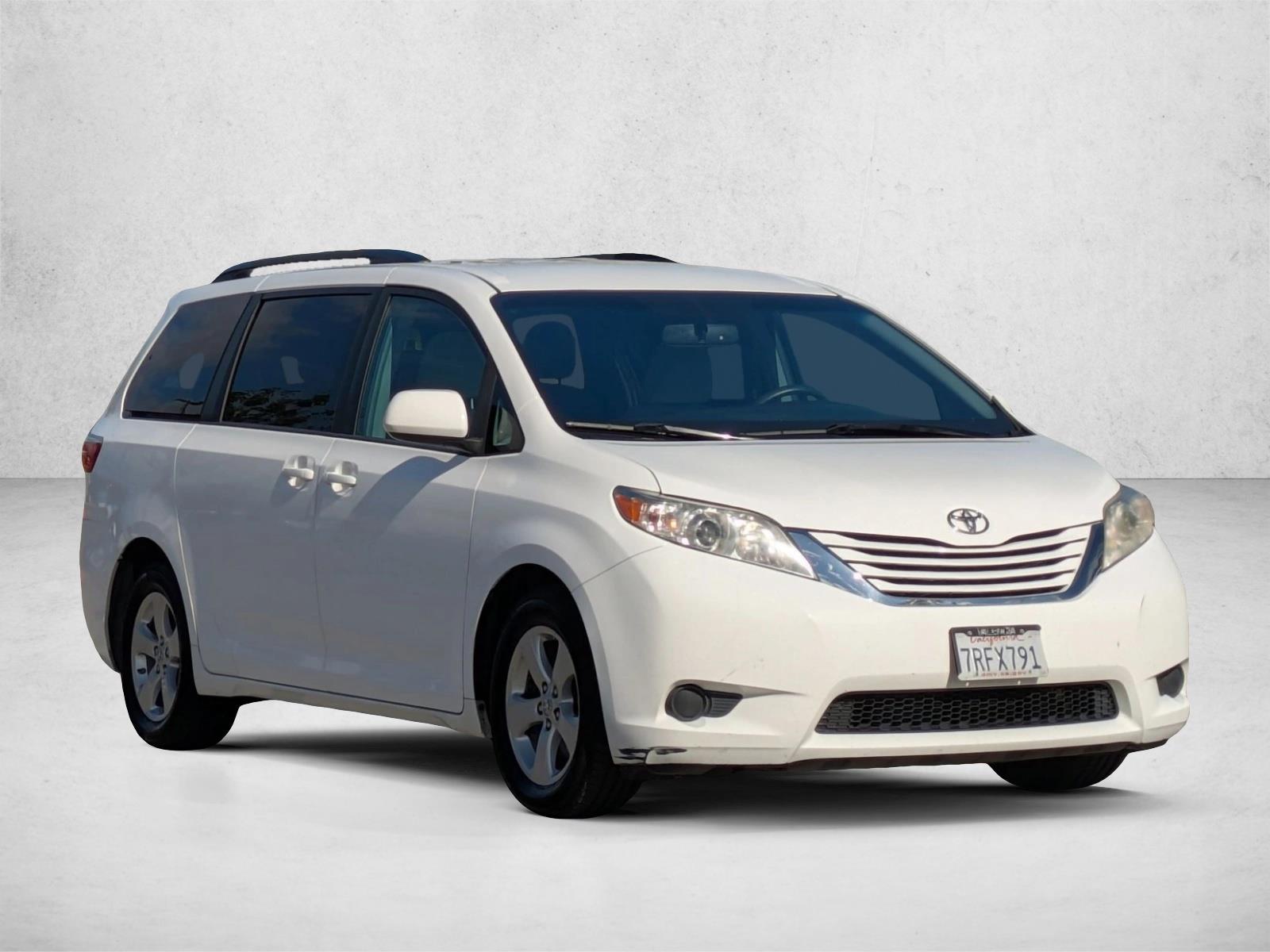 2015 Toyota Sienna LE photo 3