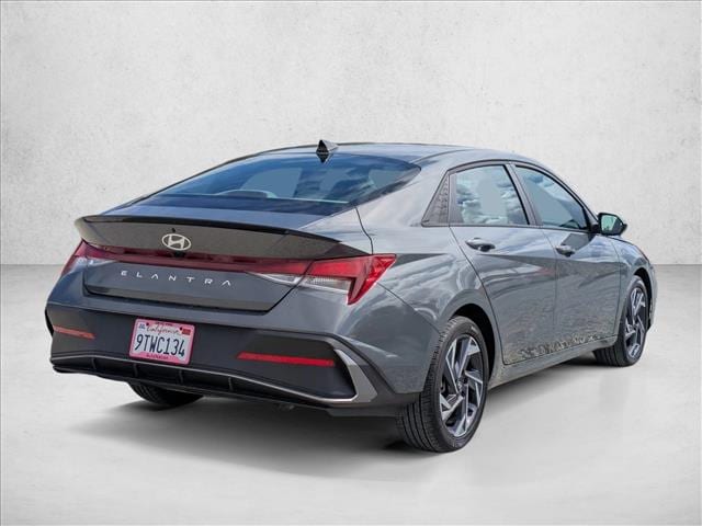 2025 Hyundai Elantra SEL Sport photo 5