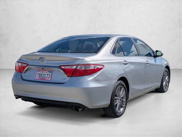 2017 Toyota Camry SE photo 4