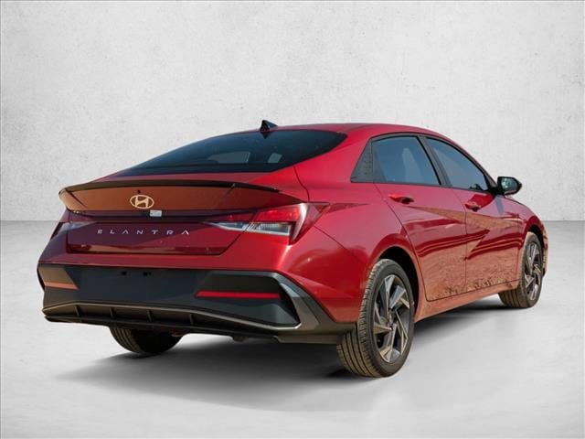 2025 Hyundai Elantra SEL Sport photo 2