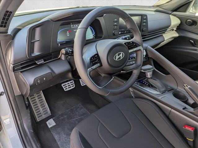 2025 Hyundai Elantra SEL Sport photo 3