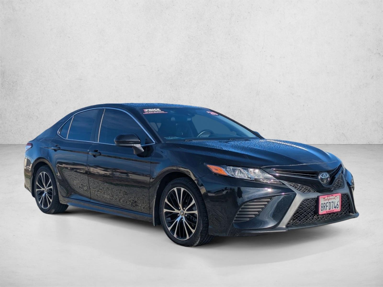 2020 Toyota Camry SE photo 3