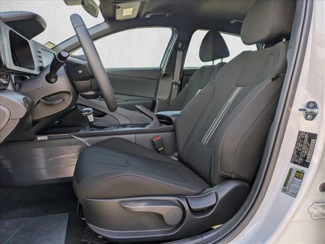2025 Hyundai Elantra SEL Sport photo 4