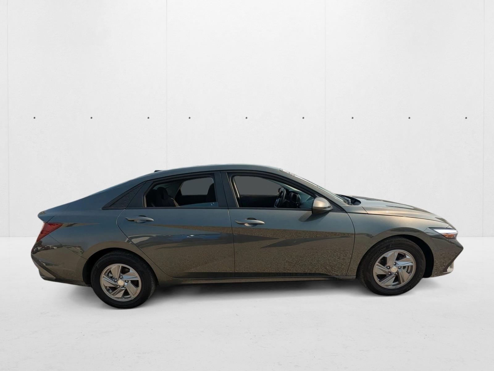 2025 Hyundai Elantra SE photo 4