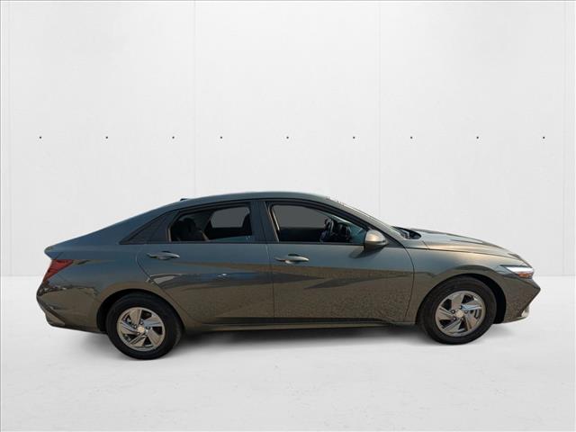 2025 Hyundai Elantra SE photo 4