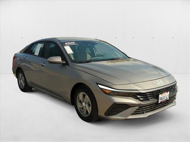 2025 Hyundai Elantra SE photo 3