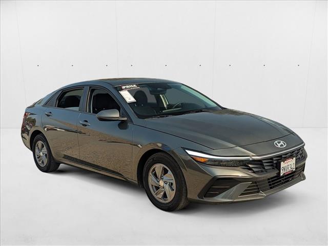2025 Hyundai Elantra SE photo 3