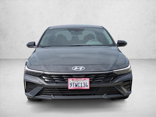 2025 Hyundai Elantra SEL Sport photo 2