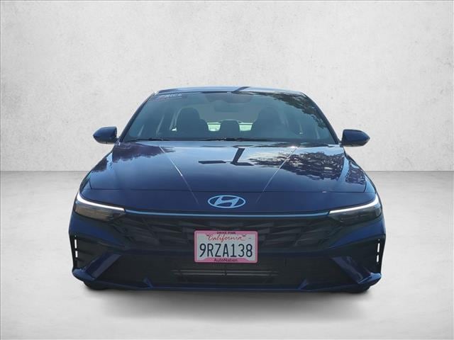 2025 Hyundai Elantra SE photo 2