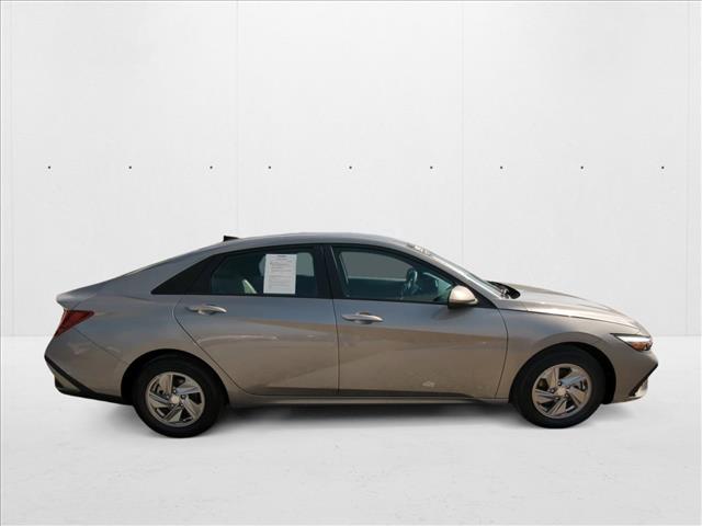 2025 Hyundai Elantra SE photo 4
